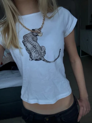 Vit leopard t-shirt (Y2K) från Subdued - Säljer denna vita T-shirt med en leopard på💕 gillar den då det verkligen inte känns som för mycket! Ger en perfekt retro Y2K och 2000-stil. Materialet är superskönt, älskar det! 