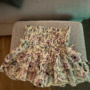 Neo noir kjol - Säljer denna super fina sommar kjol då den inte kommer till användning. Köpte på plick, knappt använd!💞🌸kom med prisförslag 