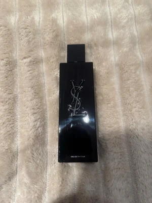 Yves Saint Laurent MYSLF EdP 100 m - Säljer min Yves Saint Laurent MYSLF Eau de Parfum. En modern, maskulin doft med fräscha toner av bergamott, apelsinblomma och en varm bas av patchouli.   Parfymen är 98% full (se bilder).   #ysl #saintlaurent #parfum #y