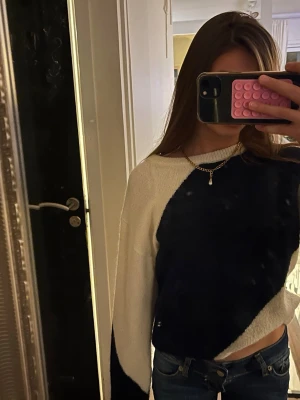 Mysig blåvit stickad tröja - Säljer en stickad tröja med coolt snedrandigt mönster i mörkblått och vitt. Tröjan har lång ärm och en avslappnad passform, perfekt till jeans. Materialet är mjukt och skönt mot huden. Den är i storlek 152  💕