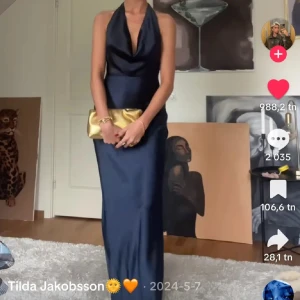 Mörkblå balklänning  med öppen rygg - Jättesnygg balklänning med öppen rygg och knytning i nacken från run away the label!