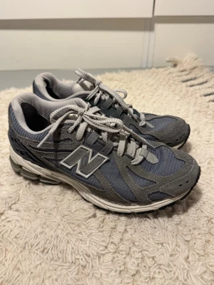Grå New Balance sneakers - 1906R New Balance sneakers, super comfy, in a very good condition (only used the patches for the back side of the shoes - see picture). These were super loved, but don’t wear them anymore. Originally bought them for 200 eur.