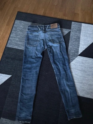 Blå Replay jeans slim fit - Snygga blåa jeans från Replay med slitningar. Nypris 1799. Inga defekter. Har en snygg slitning på bakfickan av en plånbok! Strl 28/32
