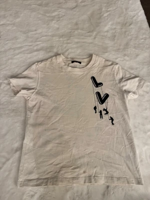 Lv T-shirt  - Skick: mycket bra, inga hål Detaljer: 	•	Färg: vit 	•	Material: bomull  	•	Passform: regular fit 	•	storlek: L (Passar medium)  Plagget kommer från rök- och djurfritt hem.  📦 Frakt: skickas samma dag om köp går igenom innan 18.00 💬 Frågor: Hör av dig om du vill ha fler bilder eller mått 🤝 Paketpris: Samfraktar gärna vid flera köp