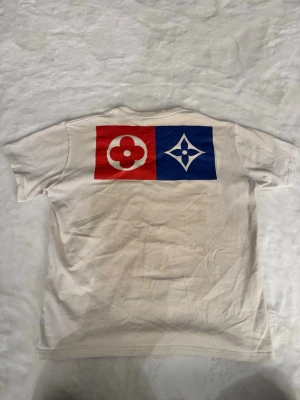 Lv barcode T-shirt - Skick: mycket bra, inga fläckar / hål Detaljer: 	•	Färg: vit 	•	Material: bomull  	•	Passform: regular fit 	•	storlek: M (Passar medium)  Plagget kommer från rök- och djurfritt hem.  📦 Frakt: skickas samma dag om köp går igenom innan 18.00 💬 Frågor: Hör av dig om du vill ha fler bilder eller mått 🤝 Paketpris: Samfraktar gärna vid flera köp