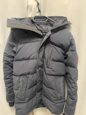 Canada Goose jacka - Canada goose carson parka. Den är använd har haft den i 4år. Den här tappat färg på vissa ställen efter jag tagit den till kemtvätt. Kvitto finns på mail. Original pälsen ingår och är knappt använd. För mer specifika bilder är det bara och fråga. Pris kan diskuteras 