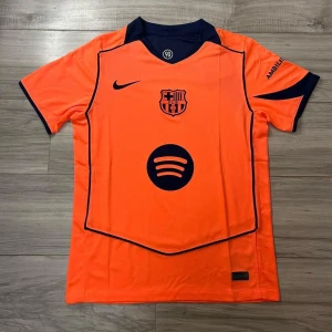 FC Barcelona orange matchtröja Lamine Yamal - Säljer en grym FC Barcelona matchtröja i orange med mörkblå detaljer, Nike-logga och Spotify som sponsor. På ryggen står Lamine Yamal och nummer 10. Tröjan har korta ärmar och är gjord i lätt, ventilerande polyester. Perfekt för dig som älskar Barca och vill sticka ut på planen.
