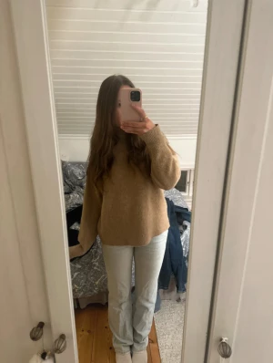 Ljusblå raka jeans med låg midja - Säljer ett par ljusblå jeans med låg midja och raka ben. Jeansen har klassisk femficksdesign, knapp och dragkedja framtill. Materialet är jeans och färgen är riktigt fräsch ljusblå, perfekt för en chill och stilren look.