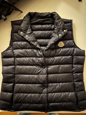 Moncler väst - Säljer nu min moncler väst eftersom den har blivit för liten för mig. Västen har väldigt få tecken på användning och är perfekt för kalla dagar. Skriv gärna vid frågor, priset sitter inte i sten.