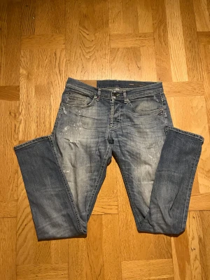 Blå dondup jeans med slitningar - Säljer dessa galet feta dondup jeans med galet feta slitningar🍾. Modell: George. W33 .  Lappen inuti är sprucken så därför lite billigare pris. Men inget som syns vid användning. Nypris ca 3500 Skickar direkt vid affär🌟.  Tveka inte att fråga vid minsta fundering! Pris kan diskuteras vid snabb affär 💰