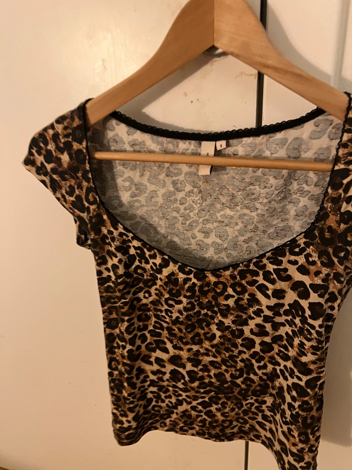 Leopardmönstrad topp från Nelly