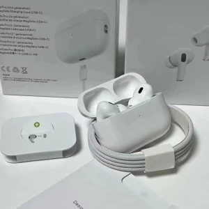 AirPods Pro (2nd Generation) MagSafe USB-C - Apple AirPods Pro (2nd gen) med MagSafe-laddningsetui (USB-C). Komplett med originalförpackning, kabel och tillbehör. Trådlös brusreducering, adaptiv EQ och transparensläge. Produkten ser ut att vara i nyskick utan synligt slitage eller defekter.