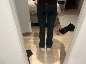 Bootcut jeans från Gina tricot  - Säljer ett par bootcut/ flare jeans från Gina tricot i storlek 32 , jätte bra skick. Ganska hög midja . På bilden är de inte helt knäppta pga de är för små för mig