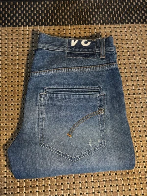 Dondup Jeans - Fint skick | slitningar från fabrik | ingen defekt | Storlek 34 men sitter som 32 | byten mot cohën är intressant | priset är inte hugget i sten🙌