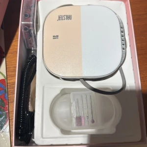 Nagelfilmaskin från Nailster - Elektrisk nagelfilmaskin från Nailster. Maskinen har flera olika bits. Allt ligger i originalförpackning. Använd ungefär fem ggr så i nyskick. 