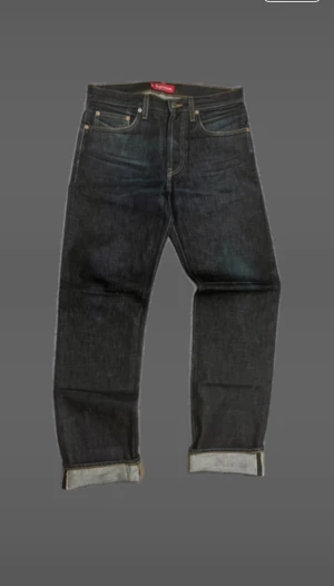 Supreme selvedge raw denim  - Ett par skit feta selvedge supreme jeans. Storlek w30.  Mått Längd 104cm Lb-längd 77cm Lår 28cm Benöppning 20cm Midja 39,5cm