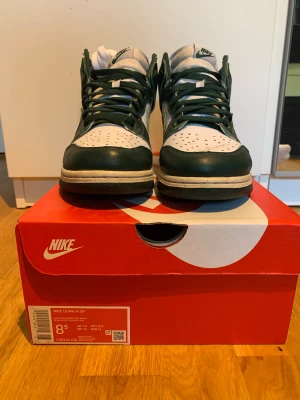 Dunk High Spartan Green - Dunk spartan green från StockX