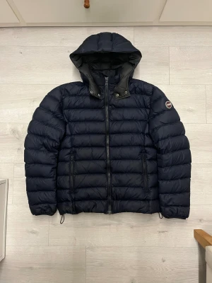 Colmar jacka mörkblå - Hej! Säljer denna sjukt snygga och sköna Colmar jackan//jackan är i mycket fint sick som ni ser på bilderna, dock en pytte liten defekt (se bild 5)//bilderna vid användning blev lite mörka så då ser de ut som att den nästan är svart men de är den inte, utan mörkblå//modellen på bilden är 180 och väger 70kg//fråga gärna vid frågor osv!!🤩