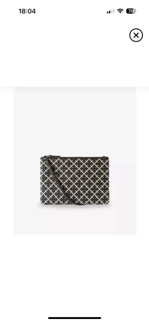 Malene Birger väska  - IVY PURSE - AXELREMSVÄSKA i nyskick, väskan är inte använd. Köptes tillsammans med större väska och kom aldrig till användning här. Axelremmen kan tas av så väskan kan användas som clutch. Nypris: 900:-                                   Höjd: 17 cm  Längd: 25 cm 