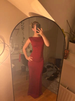 Röd långklänning  - Säljer en röd långklänning. Jätte skön och stretchig. Skriv för fler bilder🫶