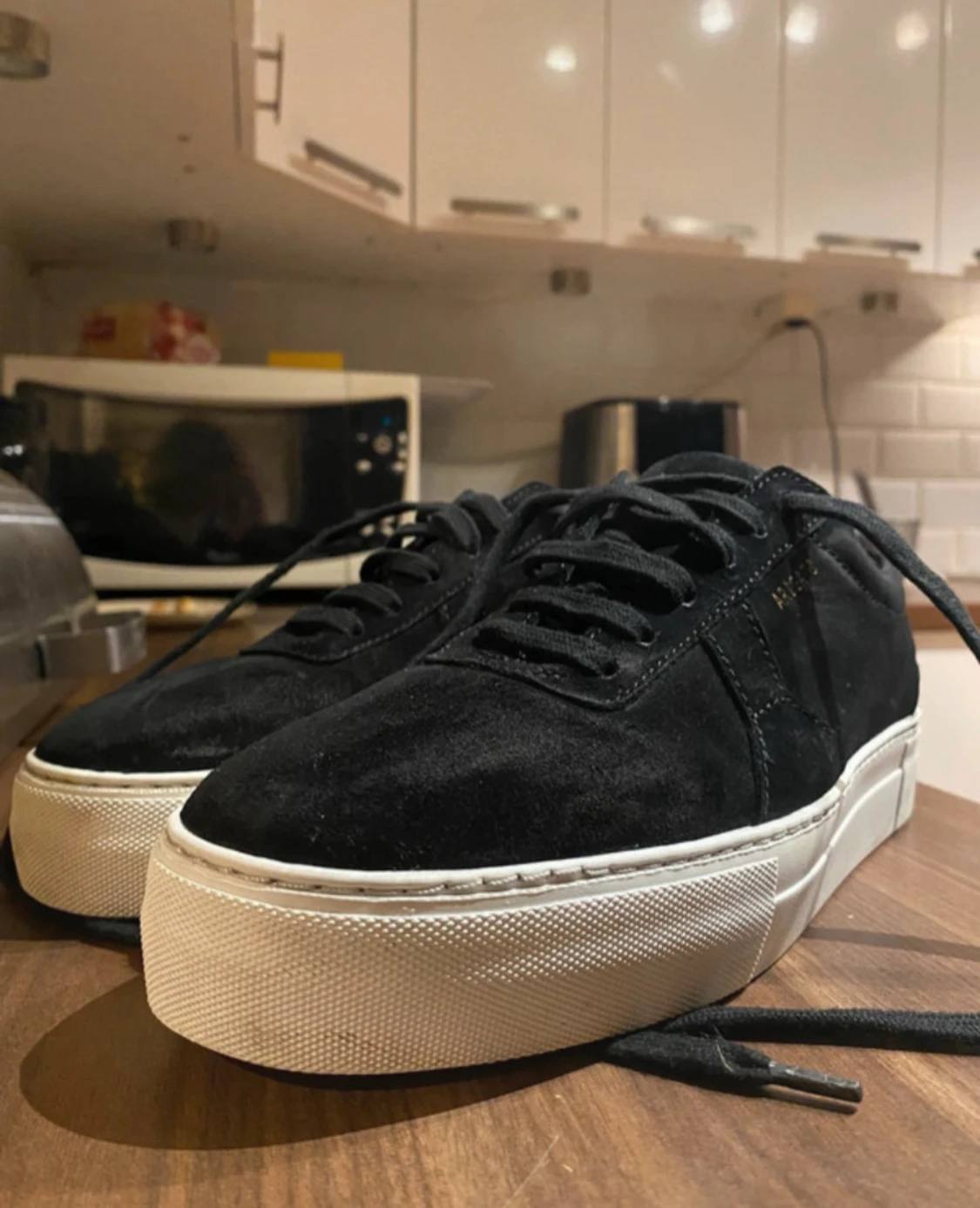 Svarta sneakers från  Alex ARIGATO  - 1