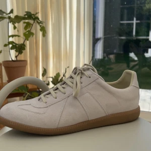 Maison margiela gats - Säljer dessa maison margiela gats i storlek 45. Dem är i nyskick och är använda ett fåtal gånger. Box medföljer. Pris kan diskuteras vid snabbt köp. Hör av er vid frågor!