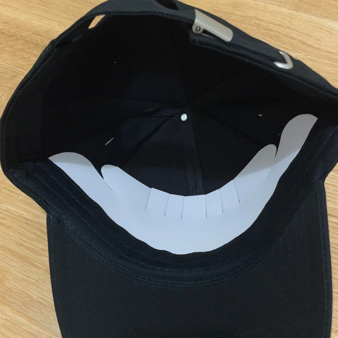 Svart keps från Arozzi med röd logga - 2