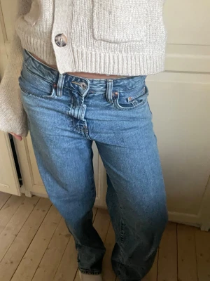 Lågmidjade baggy jeans - Säljer dessa Lågmidjade baggy jeans från Gina tricot. Nypris 500kr