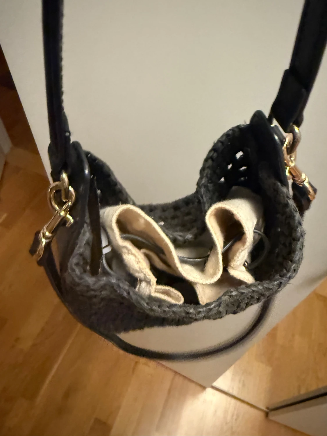 Svart virkad axelväska med skinnrem - 3