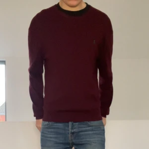 Vinröd Ralph Lauren tröja  - Säljer en sjukt fet stickad tröja från Ralph Lauren i färgen vinröd. Tröjan är i bra skick då den har tagits väl hand om och sitter i strl M även fast den är i L. Hör gärna av er vid frågor elr funderingar!!