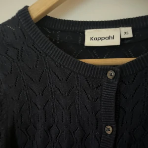 Mörkblå kofta - Fin kofta från Kappahl som är mönster sydd (titta noga). Den är ljusare i färgen, mörkblå.