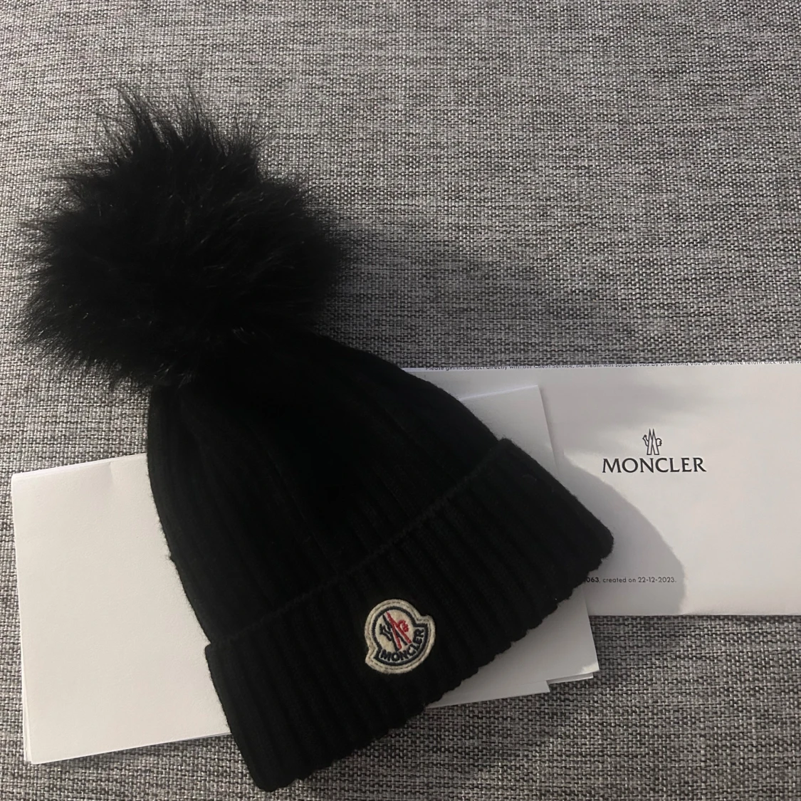 Svart Moncler mössa med pälsboll barn size