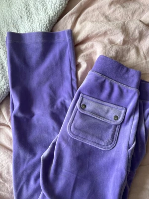 Juicy Couture byxor - Lila juicy couture i nyskick, saknar en silvrig detalj på ena snöret men inget man tänker på 💜 Storlek XS och är lite lite små på mig som är 177
