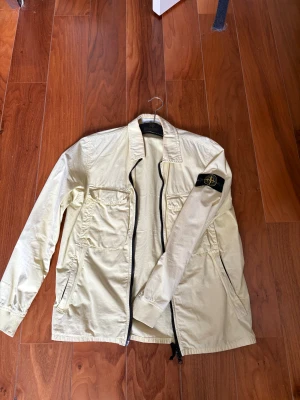 Stone Island overshirt - Säljer ni min fina overshirt från stone Island. Storlek M.