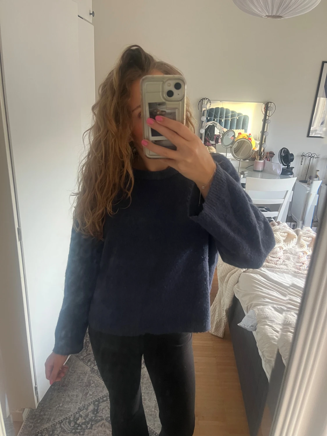 Mörkblå stickad tröja