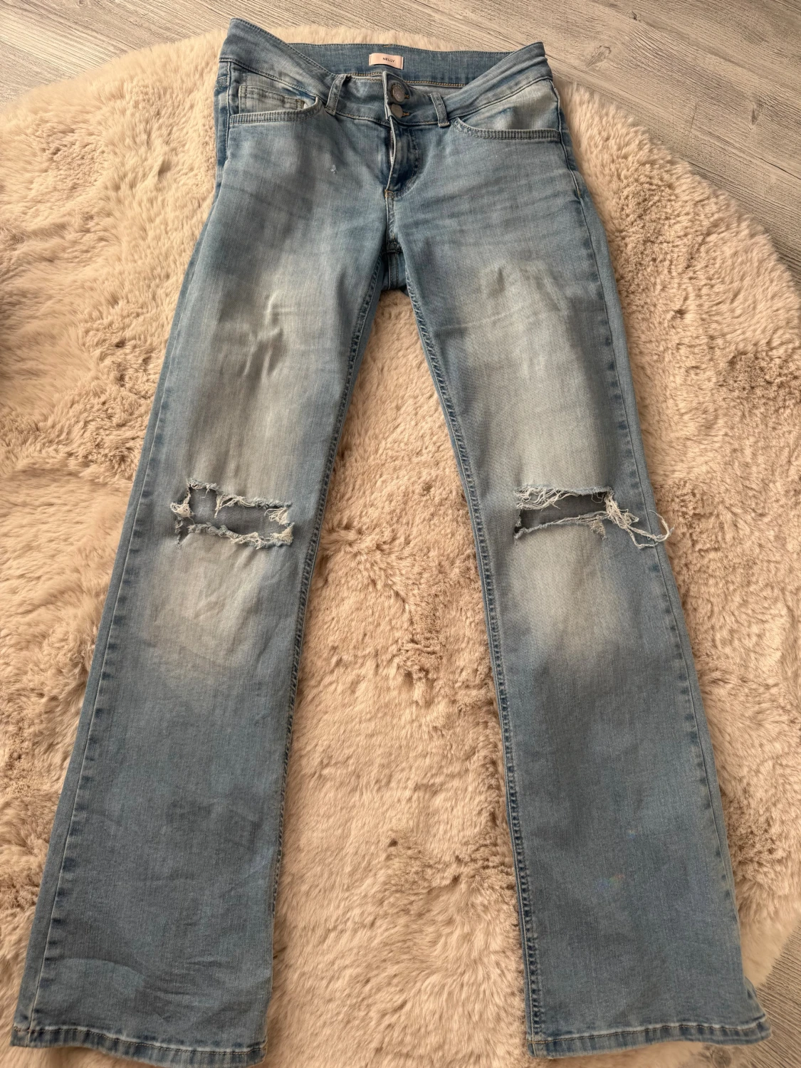 Ljusa blå jeans med slitna knän från Nelly - 2