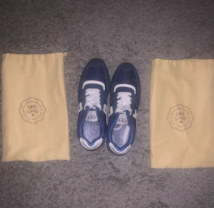 Marinblå OPP skor. - Marinblå sneakers av märket: OPP France.         Nypris: 1200kr.                                                            Skorna är helt oanvända.                                                Du får endast med dustbag, ej låda.