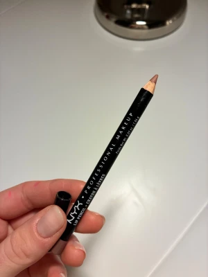 NYX läppenna i färgen Nude Beige  - NYX Professional Makeup läppenna i färgen Nude Beige. Perfekt för att definiera läpparna eller fylla i hela läppen för en naturlig look.