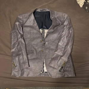 Kavaj från PreEnd - Tjena säljer nu en rikigt unik och fet kavaj som jag har köpt i Danmark den är aldrig använd samt har alla tagsen kvar! Köpte den för 1000 danska kronor vilket motsvarar 1500 och säljer den nu för  899 vilket är ett riktigt bra pris. Storlek 48 vilket motsvarar Medium. Hör gärna av er ifall ni har några mer frågor/funderingar ///MVH Timelessfashion 😃