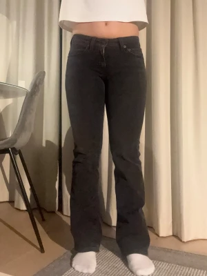 Levi’s jeans - Säljer mina lågmidjade Levi’s jeans pga att de har blivit för små för mig. De är i storlek 24.