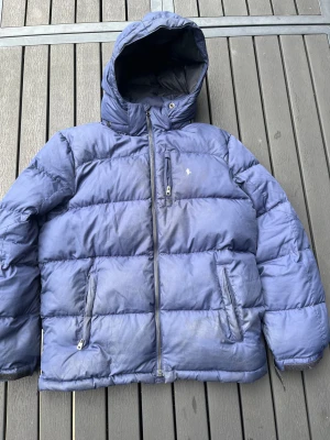 Ralph lauren pufferjacka  - Ralph lauren pufferjacket i använt skick, de finns skador och den är även smutsig, kolla alla bilder, finns lite fler skador så skriv för fler bilder, storlek L 14-16/ xs