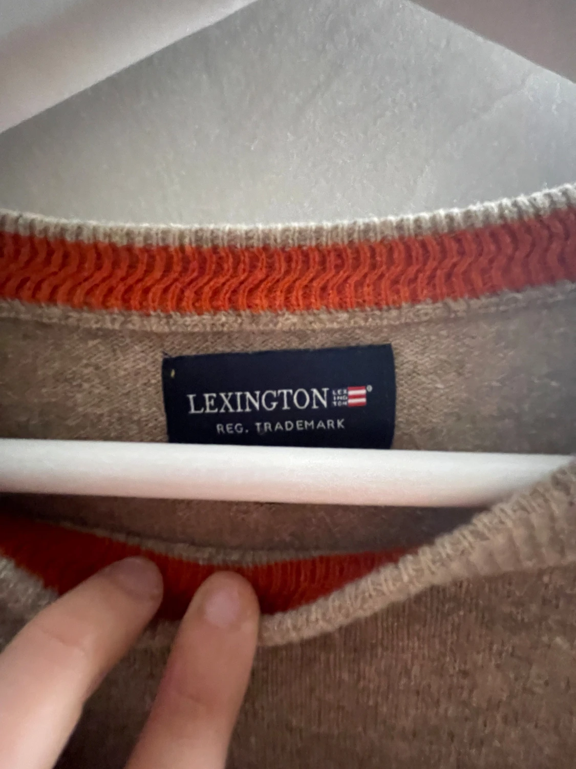 Beige stickad tröja från Lexington - 1