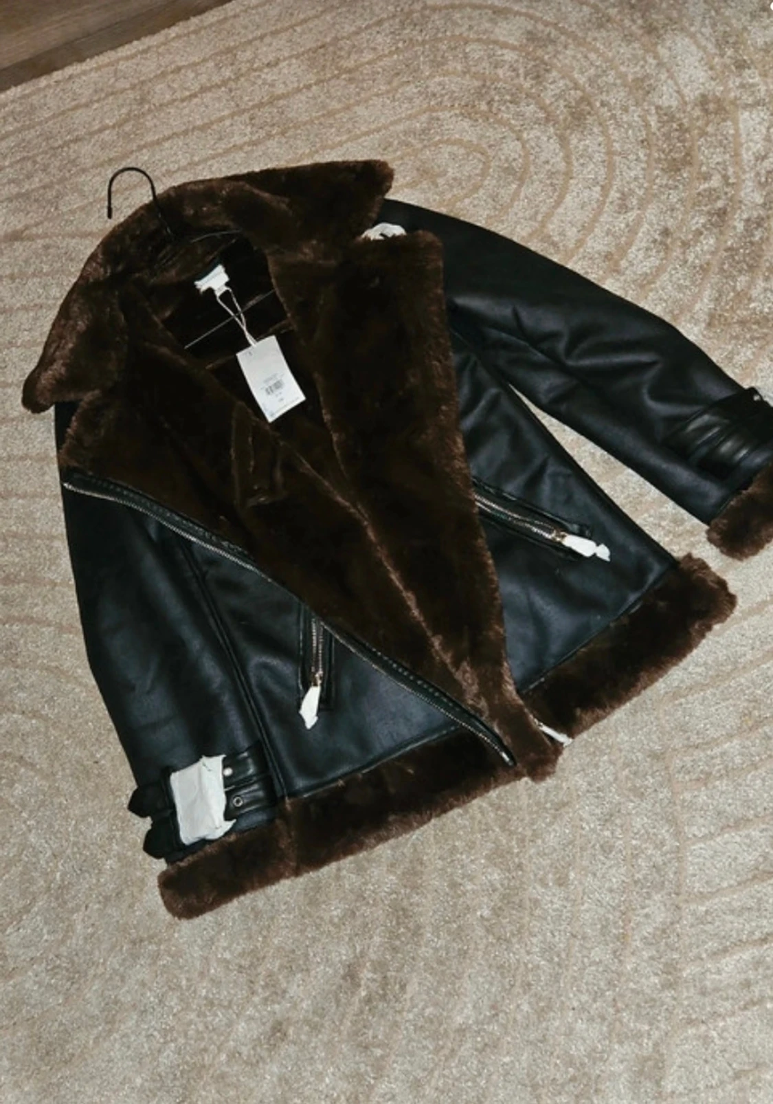 Svart skinnjacka med brun fuskpäls