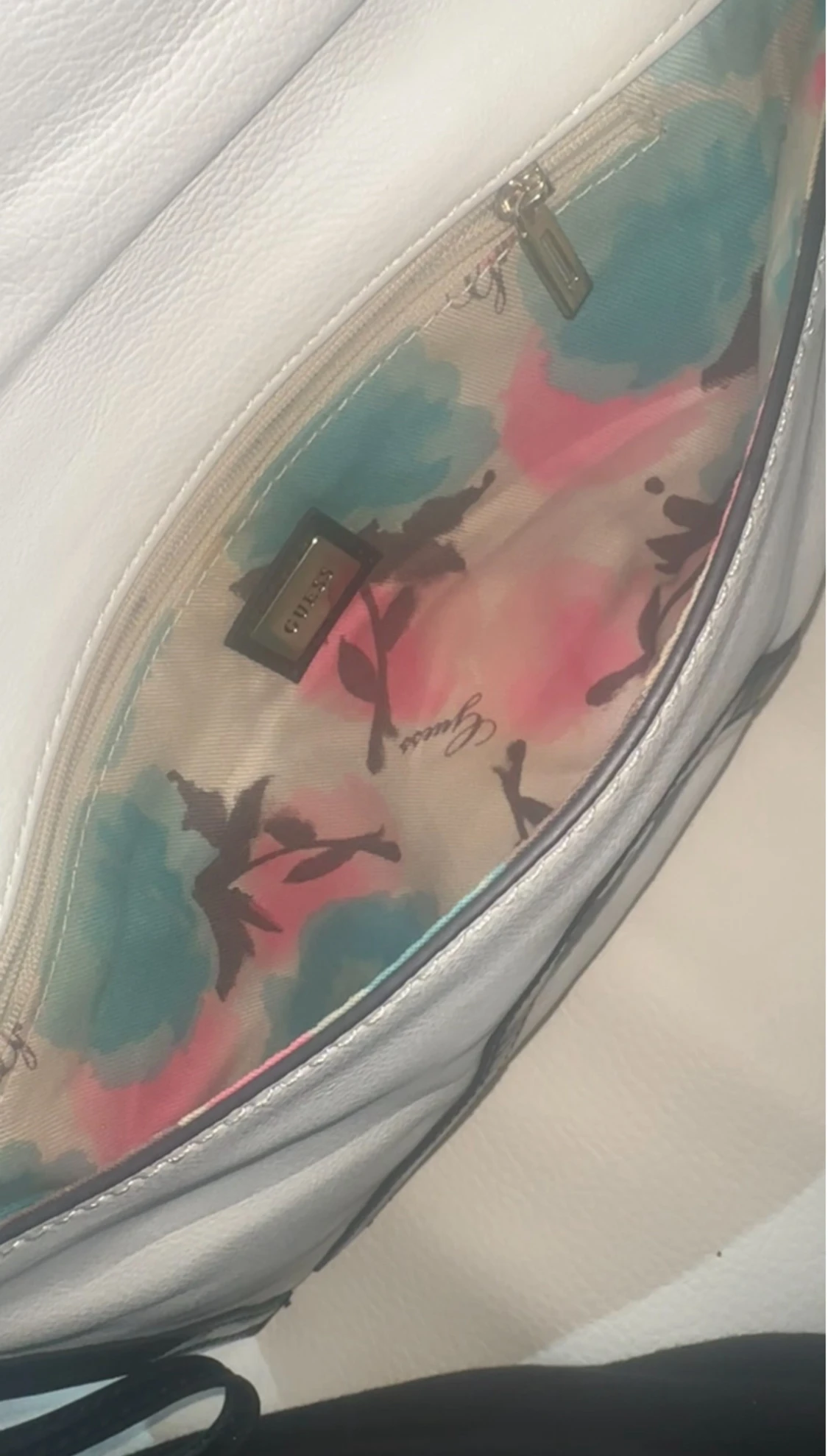 Vit och svart kuvertväska från Guess - 3