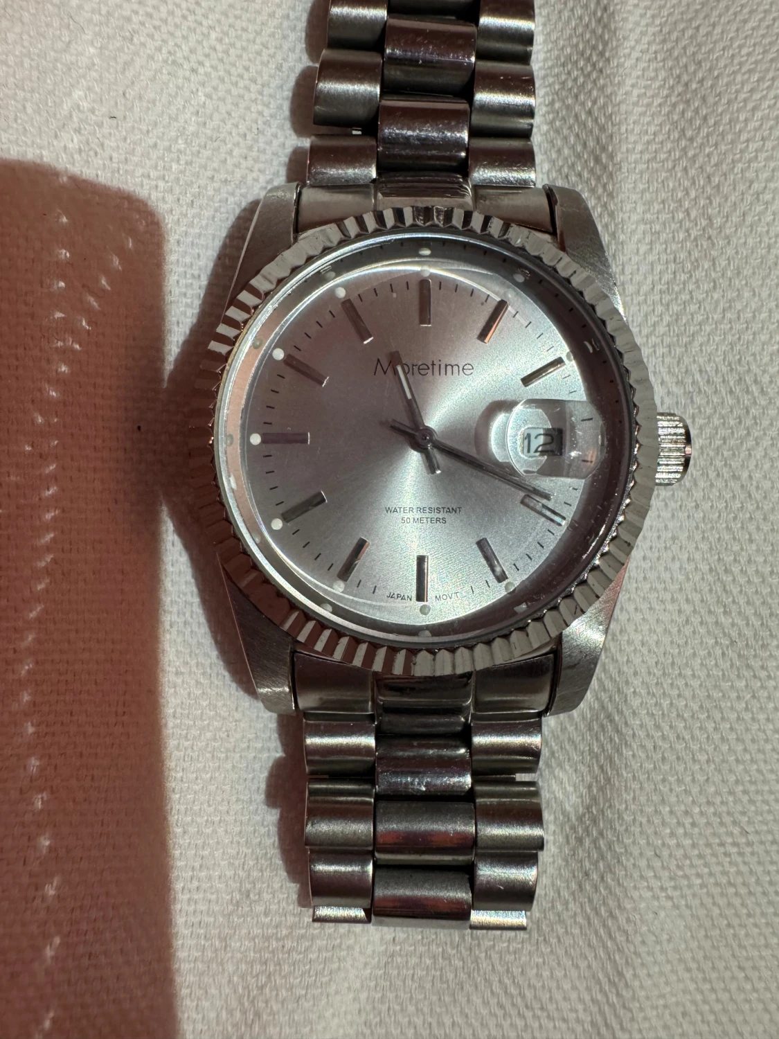 Silvrig klocka från Moretime - 2