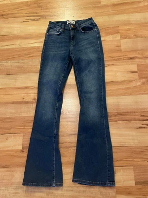 Bootcut jeans från ONLY i mörkblå denim - Snygga bootcut jeans från ONLY i mörkblå.