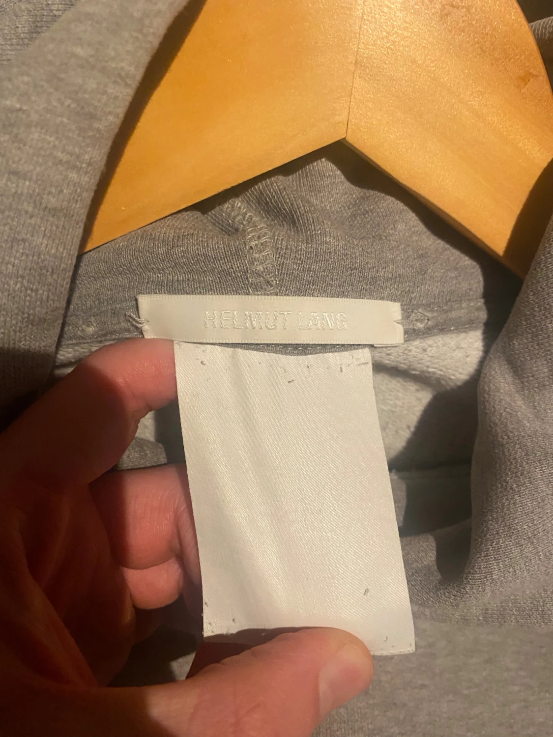 Grå hoodie från Helmut Lang med HL-tryck - 2