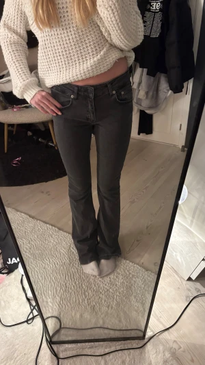 Mörka Bootcut jeans  - Jätte fina jeans från lager strl s/tall