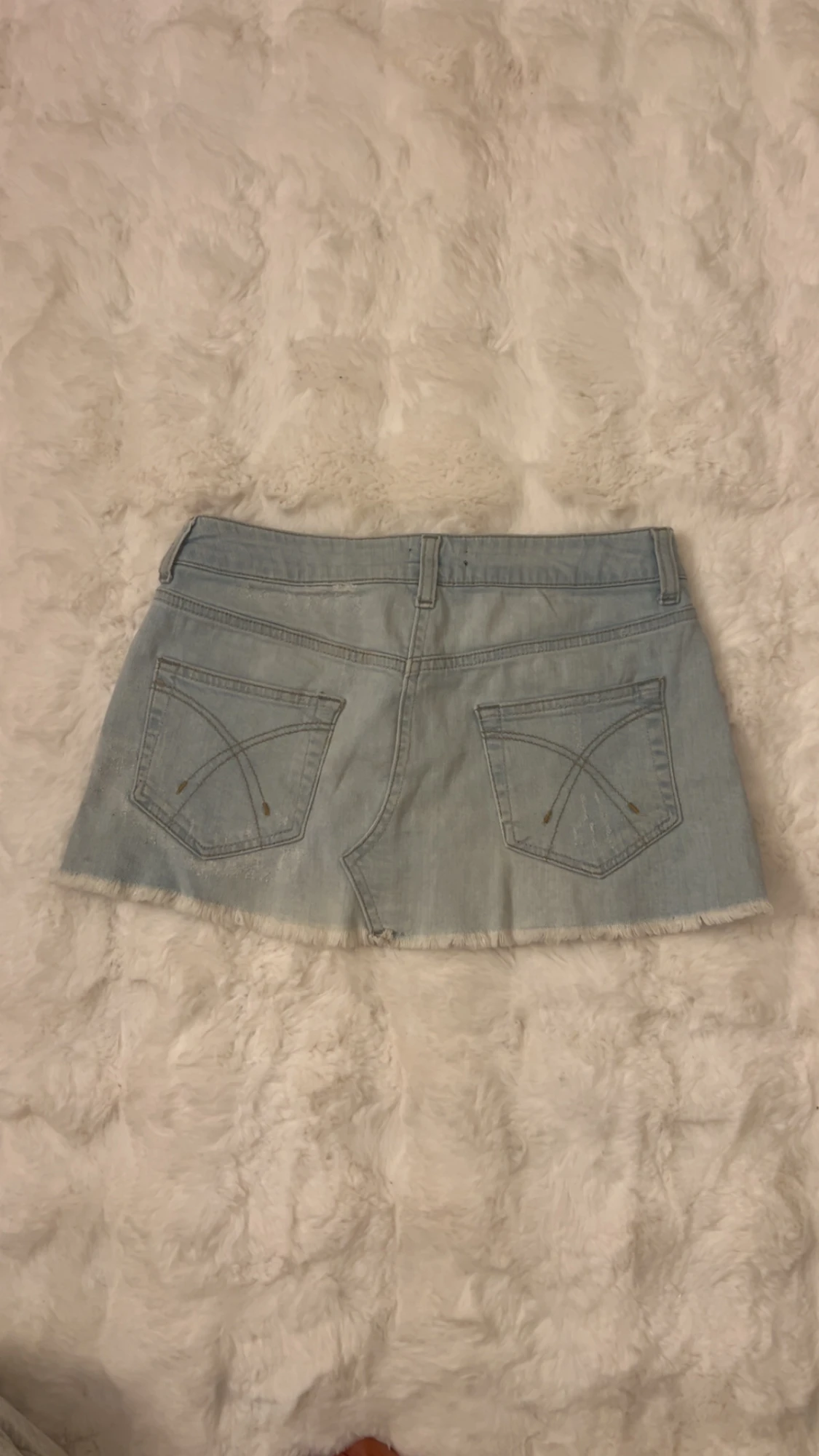 Jättesnygg lågmidjad ljusblå jeanskjol - 1