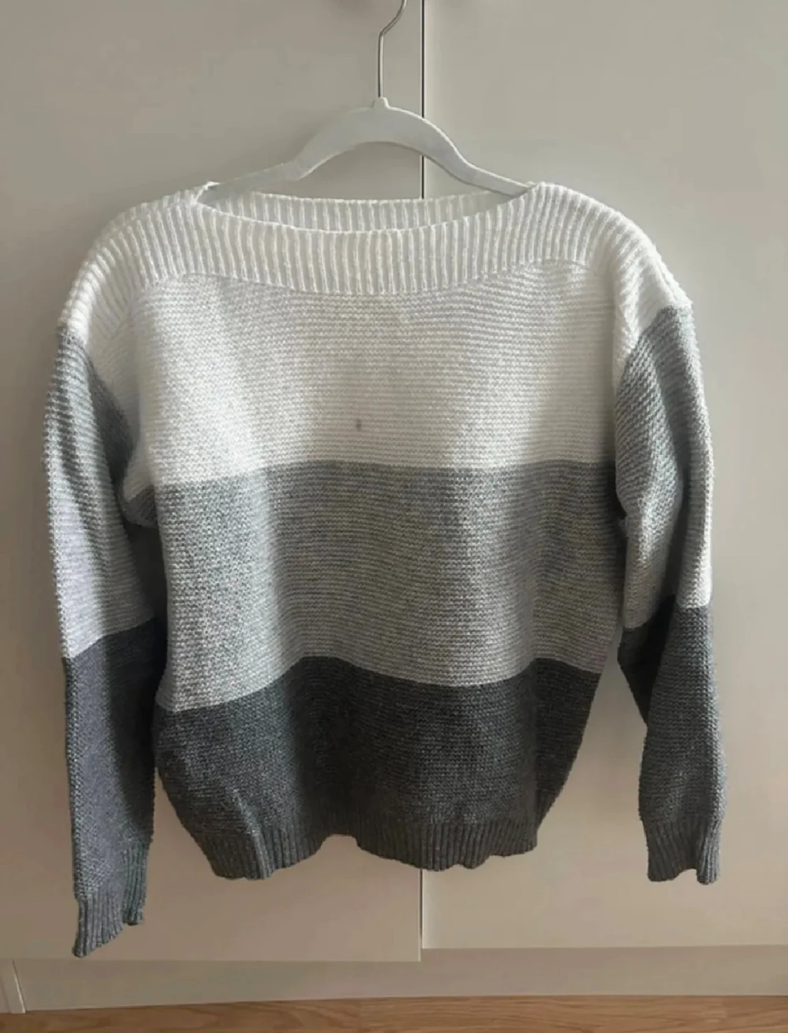 Randig stickad tröja i grå toner - 5